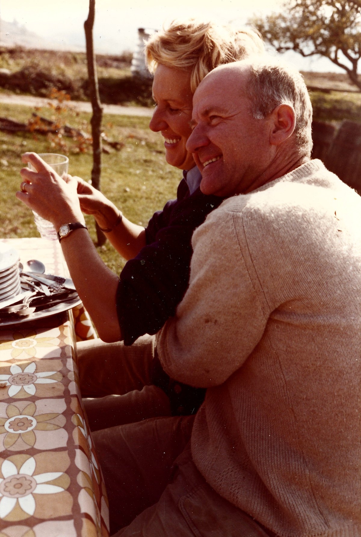 Tone et Ki à table au domaine, en 1979