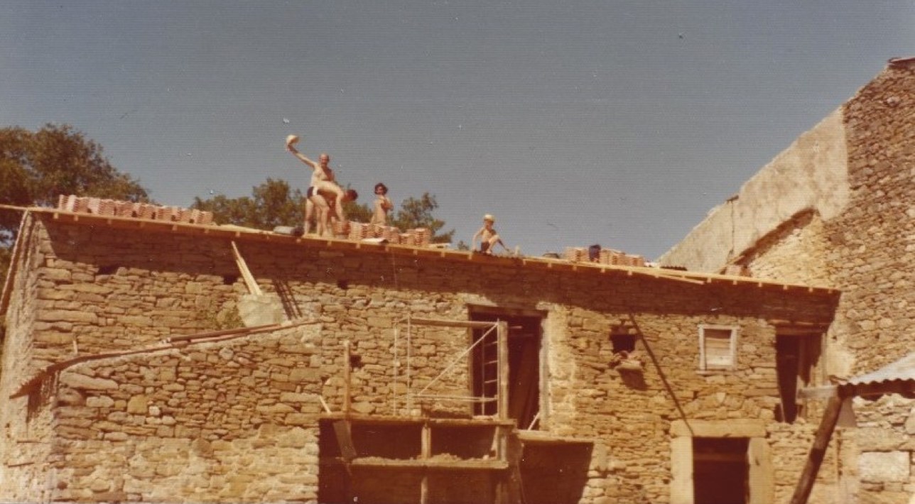 La famille sur le toit pendant la rénovation des bâtiments