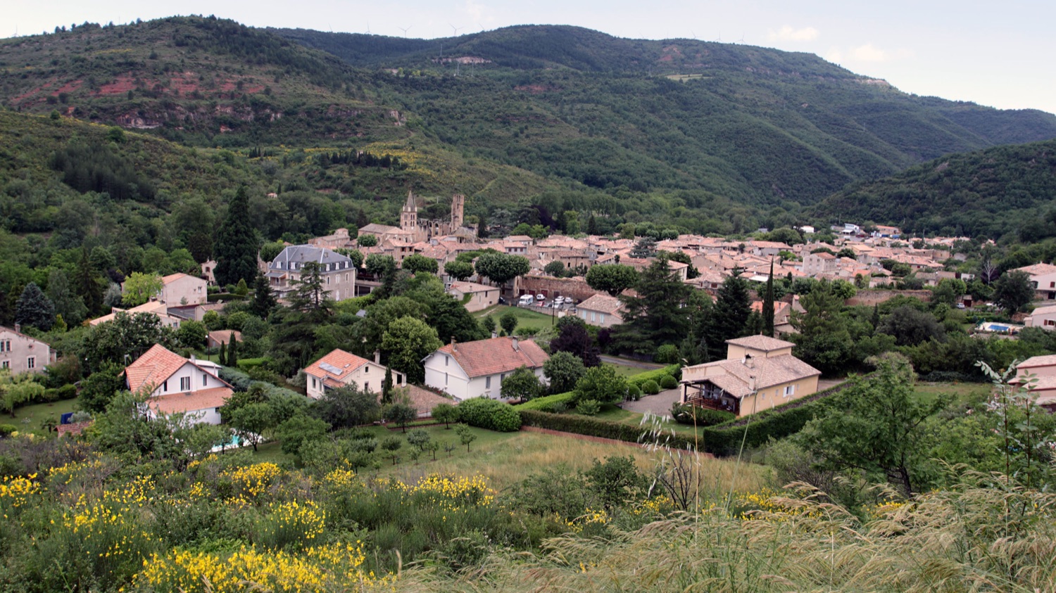 Le village d'Alet-les-Bains au creux des collines