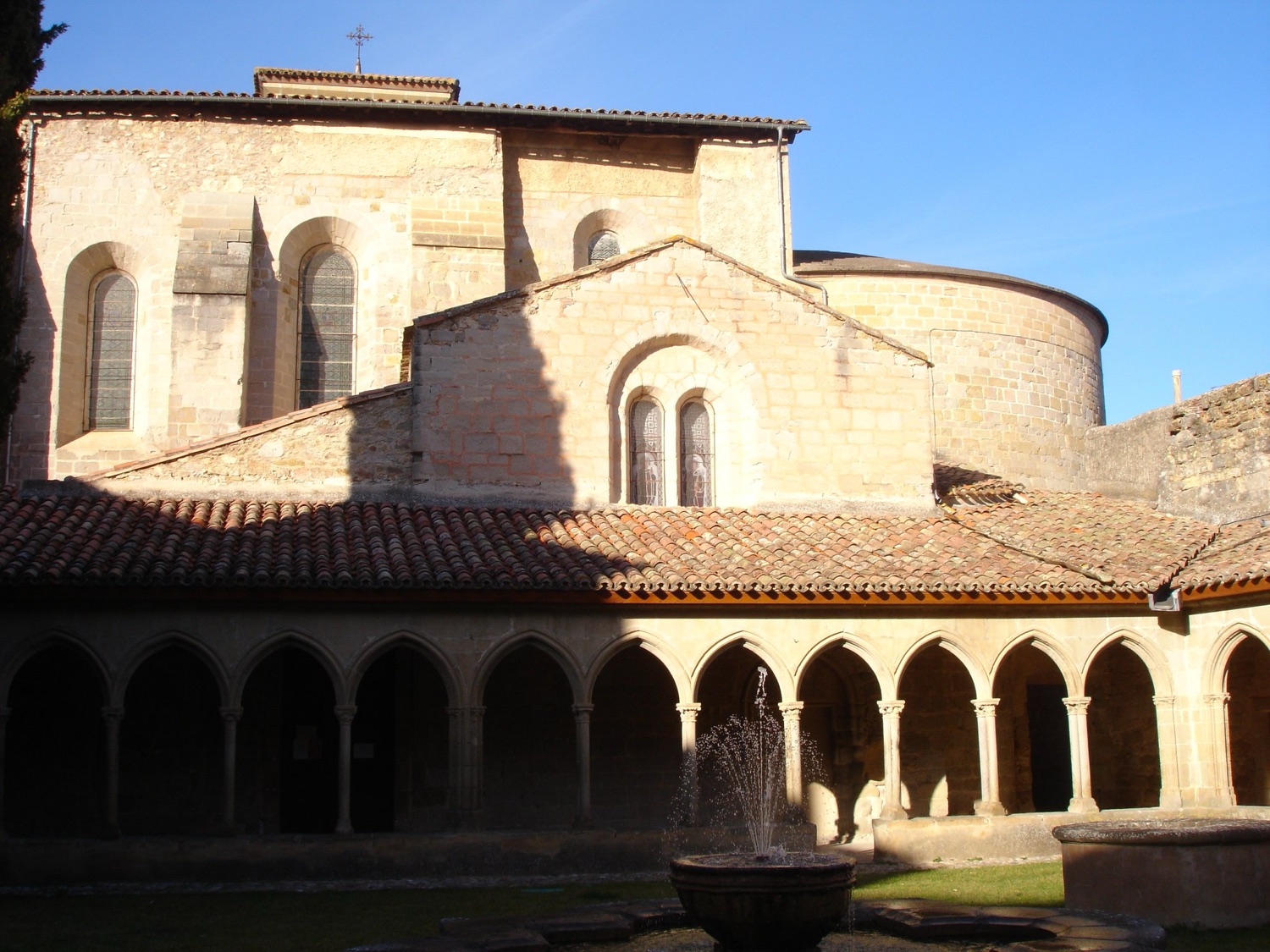 Le cloître de l'abbaye de Saint-Hilaire