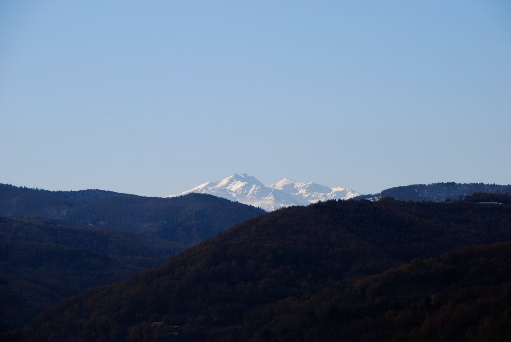 Les sommets enneigés des Pyrénées, vus depuis le domaine